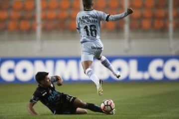 Futbol, Deportes Iquique vs Gremio,
Copa Libertadores 2017.
El jugador de Deportes Iquique Rafael Caroca, disputa  el balon contra Leo Moura de Gremio durante el partido de Copa Libertadores disputado en el estadio Zorros del desierto Calama, Chile.
03/05/2017
Cristian Rudolffi/Photosport******

Football, Deportes Iquique vs Gremio,
Copa Libertadores Championship 2017.
Deportes Iquique's player Rafael Caroca, battles the ball against Leo Moura of Gremio during the match of the  Copa Libertadores Championship at Zorros del desierto stadium Calama, Chile.

03/05/2017
Cristian Rudolffi/Photosport