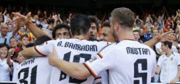Los jugadores celebran el 2-0 de André Gomes. 