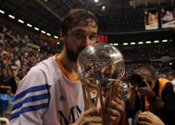 Sergio Llull besa la Copa.