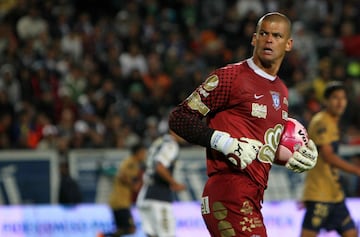 El 'condor' llegó al Pachuca en el 2000 donde se convirtió en todo un símbolo de los de la 'bella airosa', ganando 4 títulos de liga y una Copa Sudamericana.