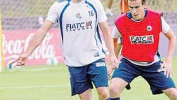 <b>SINCERO.</b> Gari Uranga, con Mikel González, habló ayer sobre el cambio entre Bakero y Lotina.