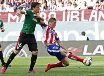 Fernando Torres pelea un balón con el defensa Xabier Etxeita.