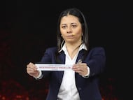 AMDEP2306. LUQUE (PARAGUAY), 19/03/2026.- La gerenta de Competiciones de Conmebol, Luciana Antunes, muestra el nombre del equipo de fútbol Independiente Medellín de Colombia durante el sorteo de la fase de grupos de la Copa Libertadores 2026 este jueves, en Luque (Paraguay). EFE/ Juan Pablo Pino