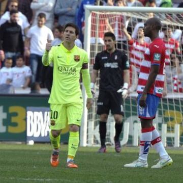 El delantero argentino del Barcelona Lionel Messi celebra el gol que acaba de marcar, el tercero para el equipo, durante el partido frente al Granada de la vigésima quinta jornada de Liga de Primera División que se juega hoy en el estadio Nuevo Los Cármenes de Granada.