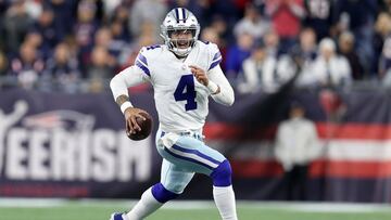 El quarterback de los Cowboys atendió a los medios de comunicación al finalizar le partido contra New England Patriots con una bota protectora.