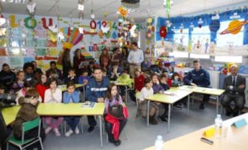 Los ni&ntilde;os se lo pasaron pipa con la visita de los jugadores del Asefa Estudiantes.