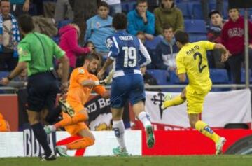  El defensa del Villarreal Mario Gaspar dispara a puerta para marcar gol ante el portero del RCD Espanyol Kiko Casilla, durante el partido de la undécima jornada de liga de Primera División que ambos equipos disputan hoy en el estadio Cornellà-El Prat. 