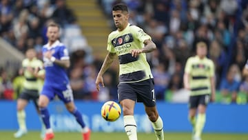 Leicester (United Kingdom), 29/10/2022.- Joao Cancelo of Manchester City in action during the English Premier League soccer match between Leicester City and Manchester City in Leicester, Britain, 29 October 2022. (Reino Unido) EFE/EPA/TIM KEETON EDITORIAL USE ONLY. No use with unauthorized audio, video, data, fixture lists, club/league logos or 'live' services. Online in-match use limited to 120 images, no video emulation. No use in betting, games or single club/league/player publications