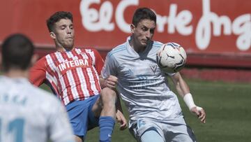 Pablo Mart&iacute;nez pugna por el bal&oacute;n con el jugador del Sporting, Nacho M&eacute;ndez.
 