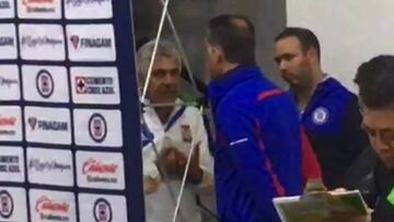 Durante la zona mixta posterior al duelo en el Estadio Azteca, se le vio al t&eacute;cnico de Tigres y al directivo de Cruz Azul en una intensa charla.