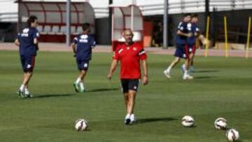 Jémez dirige un entrenamiento.