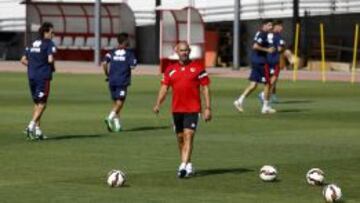 J&eacute;mez dirige un entrenamiento.