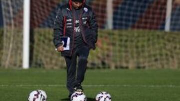 Jorge Sampaoli en una práctica de la Roja previo al duelo con El Salvador.