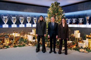 Florentino Pérez, presidente del Real Madrid junto a Tere Abelleira y Misa Rodríguez, capitanas del Real Madrid Femenino.