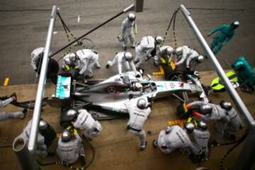 Lewis Hamilton durante el pit stop.