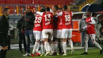 Jugadores de Independiente Santa Fe celebran gol ante Deportes Tolima, en partido válido por la jornada 19 de la Liga BetPlay