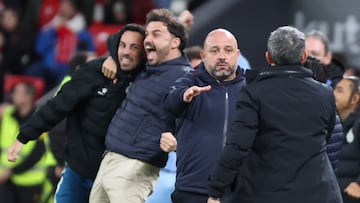 BILBAO, 22/12/2025.- El entrenador del Espanyol José Manuel González (2d) saluda a Ernesto Valverde (d) al finalizar el partido de la jornada 17 de LaLiga que Athletic Club de Bilbao y RCD Espanyol disputaron este lunes en San Mamés. EFE/Luis Tejido