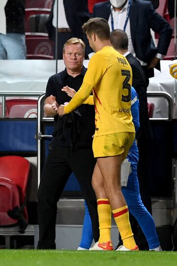 Gerard Piqué, sustituido en el minuto 33 por Gavi, saluda a  Ronald Koeman.