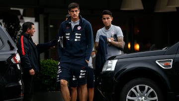 El arquero de la seleccion chilena, Gonzalo Collao, es fotografiado durante esta tarde en las afueras del hotel Falkensteiner de Stegersbach, Austria.