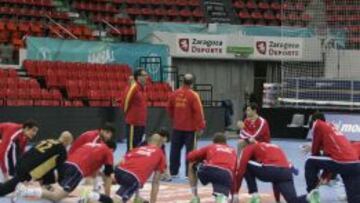 Valero Rivera dio las &uacute;ltimas consignas a los jugadores de la Selecci&oacute;n espa&ntilde;ola antes del crucial partido de cuartos de final de hoy ante Alemania en Zaragoza.