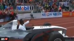 Usain Bolt con una ´replica de un F1 en 2013.