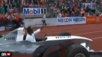 Usain Bolt con una ´replica de un F1 en 2013.