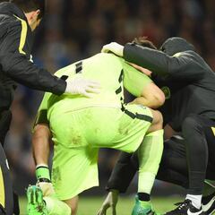 Claudio Bravo, lesionado, no volverá a jugar esta temporada