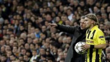 GRA349. MADRID, 06/11/2012.- El t&eacute;cnico portugu&eacute;s del Real Madrid Jos&eacute; Mourinho (i) conversa con el defensa del Borussia Dortmund Marcel Schmelzer durante el partido, correspondiente a la cuarta jornada de la fase de Grupos de la Liga de Campeones, disputado esta noche en el estadio Santiago Bernab&eacute;u. EFE/Kote Rodrigo