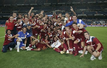 Fue campen en 2007 y subcampen en tres ocasiones. En la foto, el Sevilla posa con la Supercopa de 2007. 