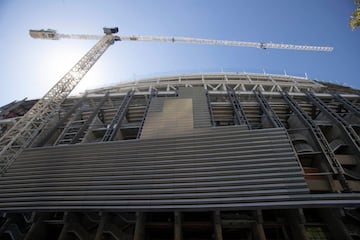 La lamas del exterior, la nueva 'piel' del estadio, ya están siendo instaladas.
