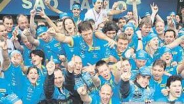 <b>UNIDOS EN LA VICTORIA. </b>Fernando Alonso, en la imagen rodeado por los integrantes de la escudería Renault, ha sabido ganarse la simpatía generalizada.