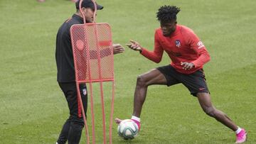 Simeone, encima de Thomas en un ejercicio antes de recibir al Valencia en Liga. 