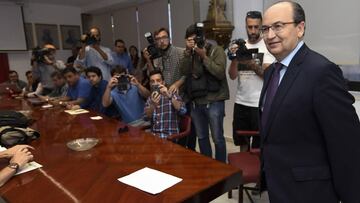 José Castro, ante varios periodistas.