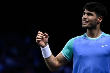 Spain's Carlos Alcaraz reacts as he plays against France's Ugo Humbert during their men's singles round of 16 match on day four of the Paris ATP Masters 1000 tennis tournament at the Accor Arena - Palais Omnisports de Paris-Bercy - in Paris on October 31, 2024. (Photo by JULIEN DE ROSA / AFP)