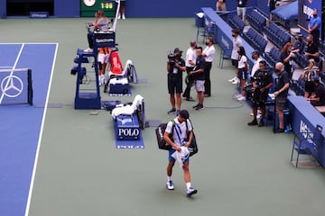 Garner le comentó su decisión al tenista europeo, quien aceptó y segundos más tarde se marchó de la cancha en silencio.