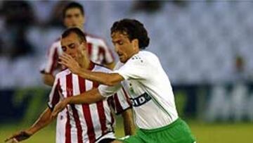 <b>MUY SUPERIOR. </b>El equipo de Valverde fue muy superior al Racing. En la imagen, Yeste y Morán luchan por un balón.