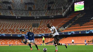 Atalanta&#039;s Slovenian midfielder Josip Ilicic (L) challenges Valencia&#039;s Central African Republic-French midfielder Geoffrey Kondogbia   during the UEFA Champions League round of 16 second leg match between Valencia CF and Atalanta at Estadio Mest