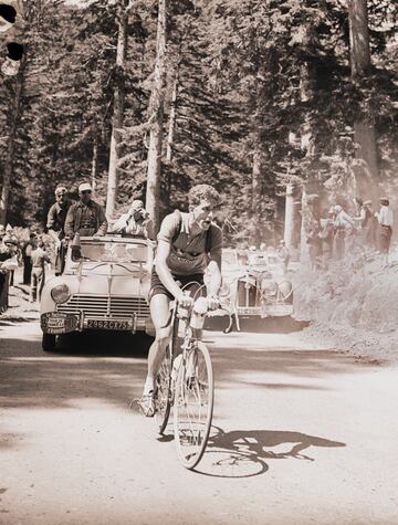 Federico Mart¨ªn Bahamontes gan¨® la clasificaci¨®n de la monta?a del Tour de Francia de 1954. En la imagen durante la etapa 12, entre Pau y Luchon, el toledano termina en segunda posici¨®n.