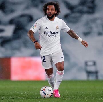 Este selectivo ránking lo lidera Marcelo, el lateral brasileño del Real Madrid que suma en total 5,6 millones de seguidores, unos pocos más que su compañero de vestuario. Además de sus mejores momentos en el terreno de juego, el defensa suele compartir vídeos con sus hijos, los cuales seguro han influido a la hora de convertirse en el futbolista con más seguidores en TikTok.