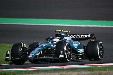 Fernando Alonso en su monoplaza Aston Martin, conduce en slitario durante un momento de la carrera del GP de Japón en el circuito de Suzuka.