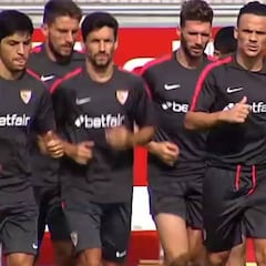 Caras serias en el entrenamiento del Sevilla tras la derrota