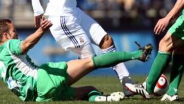 <b>SIN PUNTERÍA. </b>Morata, que esta vez no marcó, trata de irse de dos defensas.