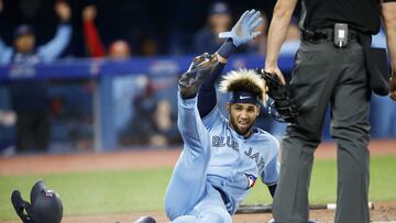 TORONTO, ON - ABRIL 17: Lourdes Gurriel Jr. #13 de los Toronto Blue Jays anota tras un hit de Matt Chapman #26 en la quinta entrada de su partido de la MLB contra los Oakland Athletics en el Rogers Centre el 17 de abril de 2022 en Toronto, Canadá.