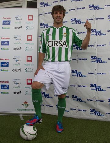 Defendió la camiseta del Betis la temporada 12/13