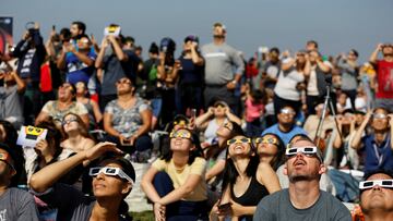 FILE PHOTO: People watch the solar eclipse on the lawn of Griffith Observatory in Los Angeles, California, U.S., August 21, 2017. Location coordinates for this image are 34?7'9"N 118?18'1"W.  REUTERS/Mario Anzuoni/File Photo