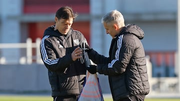Almeyda junto a su recambio, Javi Martínez.