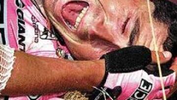 <b>TREMENDA CAÍDA.</b> El líder del ONCE-Eroski se despidió del Tour y de la temporada con tres huesos fracturados, tras sufrir una tremenda caída en el último descenso.