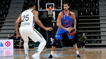 Joan Sastre, durante el partido de la Euroliga que ha enfrentado al ASVEL Villeurbanne y al Valencia Baskket