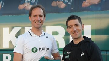 Juanjo Oroz y Mikel Nieve posan con un maillot del Kern Pharma.