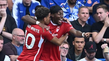 Morgan Gibbs-White y Anthony Elanga, jugadores del Nottingham Forest, celebran el gol anotado ante el Chelsea.